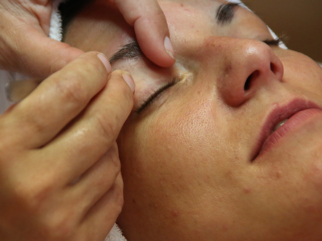 Reverse aging skin by seeing a dermatologist for skin tag removal